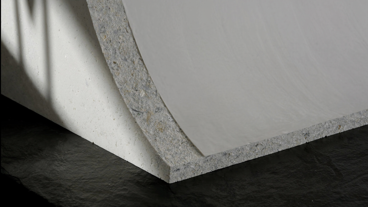 Matière baignoire : coupe d'un panneau en composite minéral, peau blanche satinée et cœur dense chargé en pierre Image