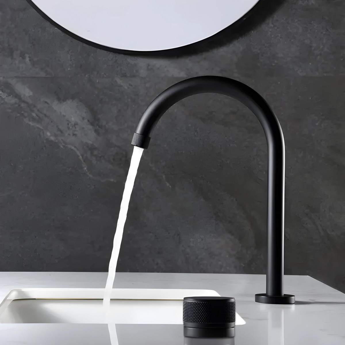 Mitigeur MARAIS noir mat installé sur un lavabo sombre