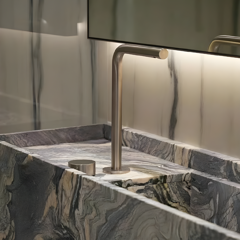 Mitigeur MONCEAU installé sur un lavabo en marbre veiné